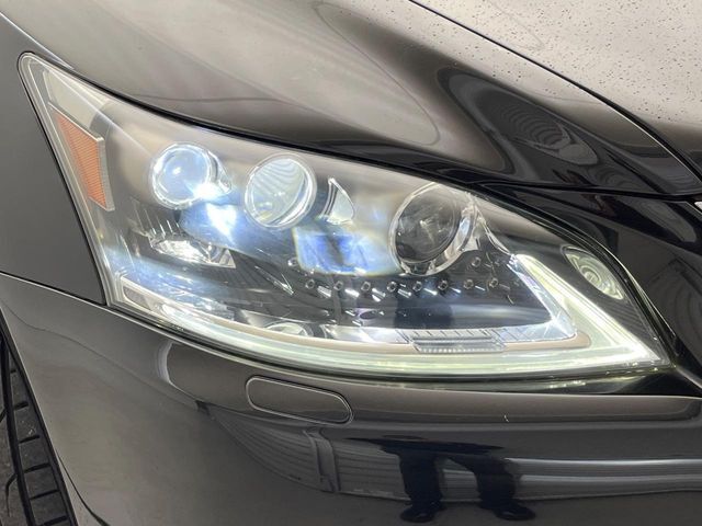 【LEDヘッドライト】悪天候や夜間走行時も良好な視界を確保し安心して運転できる高輝度LEDヘッドライトを装備！点灯速度が早く、消費電力も抑えられています。