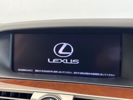 【純正ナビ】人気の純正ナビを装備しております。ナビの使いやすさはもちろん、オーディオ機能も充実！キャンプや旅行はもちろん、通勤や買い物など普段のドライブも楽しくなるはず♪