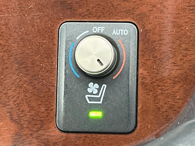 【シートベンチレーション】夏場は涼しい風でお尻や背中の熱やムレを防ぎ、冬はエアコンよりも早く温まってポカポカに！季節を問わず快適に過ごせます。