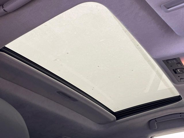 【ムーンルーフ】開放感たっぷりの希少装備、ムーンルーフが装着されています！車内に明かりを取り入れたり景色を楽しむ以外にも、車内の空気も簡単に換気できて快適です！
