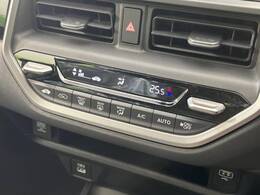 【オートエアコン】一度お好みの温度に設定すれば、車内の温度を検知し風量や温度を自動で調整。暑い…寒い…と何度もスイッチ操作をする必要はありません。快適な車内空間には必須の機能ですね♪