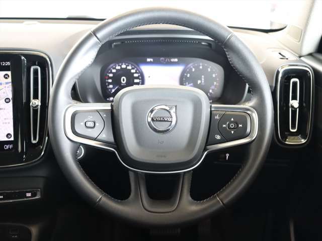 ステアリングはXC60などと同様の3本スポークですが、よりスポーティーなデザインとなっています　ステアリングスイッチも充実しており、手を離すことなく機能を操作できます