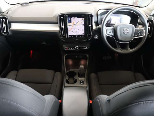 コンパクトなXC40でも上級車種と同様に、縦長式の大型タッチパネルを主体としたインテリア　スマートフォン感覚でナビゲーションやオーディオなどを操作できます