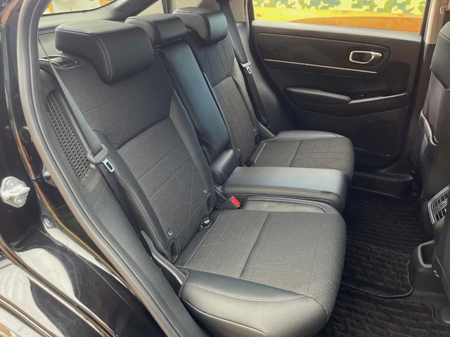 後部座席も気になるようなキズ・汚れやへたり等、大きなダメージはなく、良好な状態です。