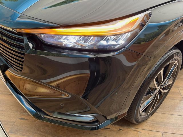 【LEDヘッドライト】悪天候や夜間走行時も良好な視界を確保し安心して運転できる高輝度LEDヘッドライトを装備！点灯速度が早く、消費電力も抑えられています。