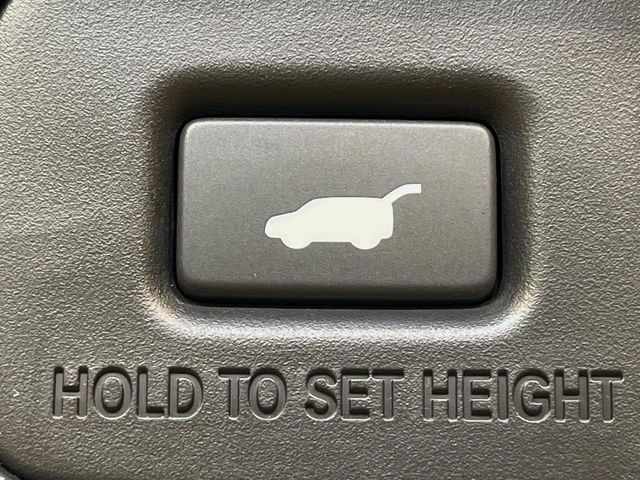 【パワーバックドア】スマートキーや運転席のボタンを押すだけでリアゲートが自動で開閉します！荷物を持っている時や、高い位置にあるバックドアを閉める際に便利な機能です♪