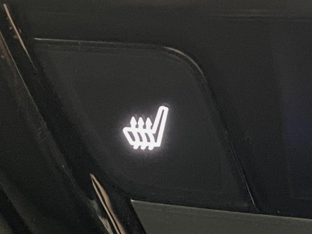 【シートヒーター】寒い日に重宝するシートヒーター！エアコンより早く温まってくれるので寒がりの人も安心ですね♪エアコンの温風は乾燥するから苦手、という方にもをおすすめです。