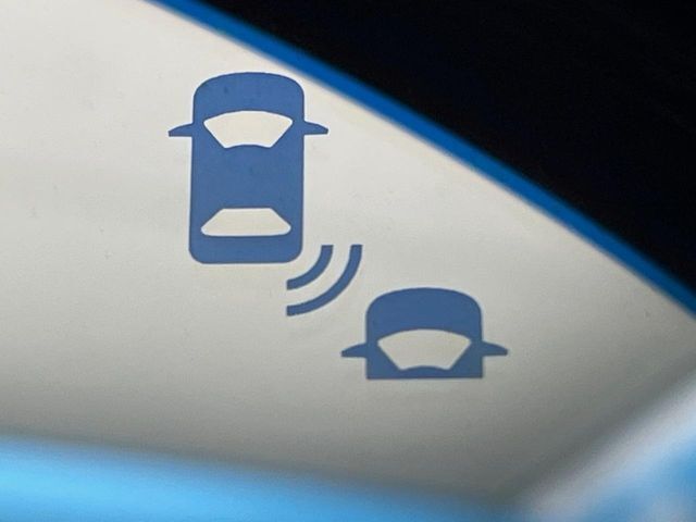 【ブラインドスポットインフォメーション】走行中、ドアミラーの死角になりやすい箇所に後続車が接近するとサイドミラー付近に警告を表示、ドライバーに注意喚起をしてくれます。