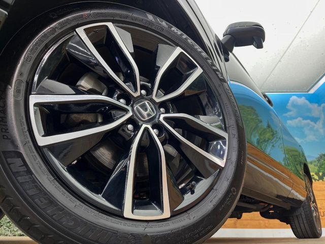 【純正アルミホイール】外観にマッチした純正アルミホイールを装着しております。各種社外アルミホイールや、スタッドレスタイヤも取扱いしております。是非ご相談ください♪