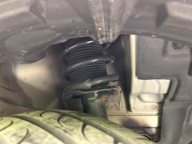お車を安心してお乗りいただく為には、足回りの定期点検が欠かせません。サービスサポート（有償保証）では無料点検もご提供しており、安心のカーライフをお過ごしいただけるサポート体制が整っています。