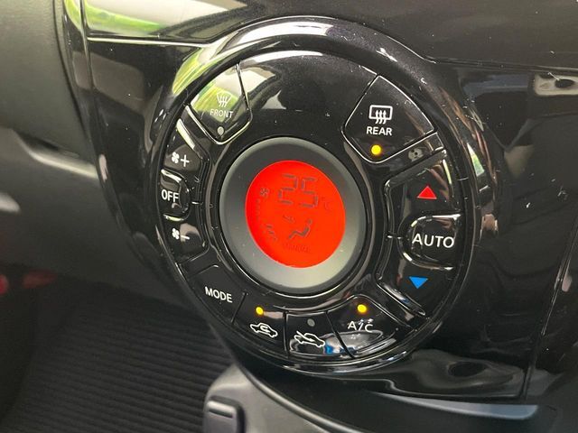 【オートエアコン】一度お好みの温度に設定すれば、車内の温度を検知し風量や温度を自動で調整。暑い…寒い…と何度もスイッチ操作をする必要はありません。快適な車内空間には必須の機能ですね♪