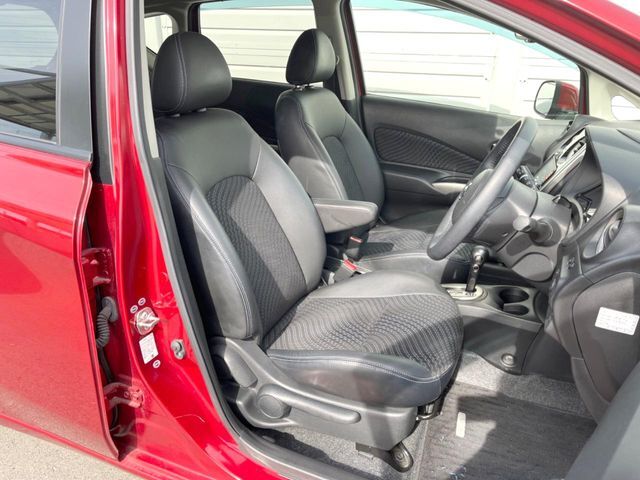 【ハーフレザーシート】高級感と座り心地を両立した人気のシート♪背面・座面のファブリック素材は、通気性の良さや滑りにくさに優れています。気温や服装に左右されず快適にお乗りいただけます。