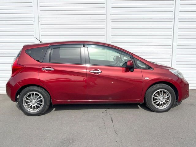 高透明度のガラス皮膜で撥水はもちろん、上質なツヤ・光沢を実現。紫外線や酸性雨から大切な愛車を保護し、色あせ・劣化を防止。「弾スプラッシュコート」、「弾プリミッサコート」からお選びいただけます。