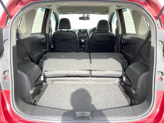 積み下ろしのしやすいデッキにはたっぷりと荷物を積み込んでいただけます。遊びから仕事まで、様々なシーンで頼れます♪