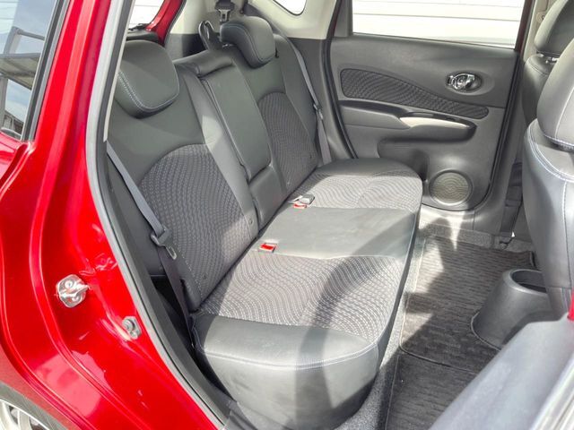 広々とした2列目シートは居住性が高く、居心地も快適！友達や家族とのお出かけにぴったりです。ベビーシートやチャイルドシート使用時も快適にお過ごしいただける十分な空間を確保しています。