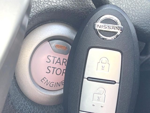 【インテリジェントキー】カバンやポケットに入れたままでもドアの施錠・解錠が可能なスマートキーを装備。エンジンのオン・オフ時もカギを取り出す必要が無いからとっても便利です♪