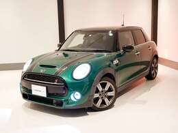 ■弊社ではショールームを独占し、ゆっくりと現車を確認することができます。天候にも左右されることなく落ち着いた空間でご覧頂けます。