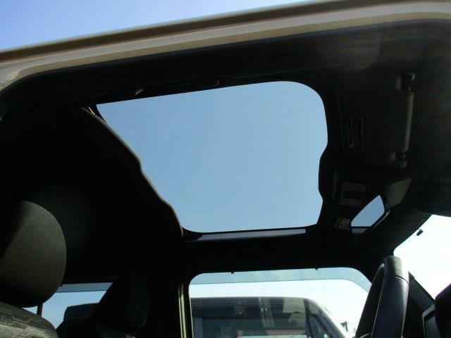 大型ガラスムーンルーフで開放的に日光を車内に取り込めます☆