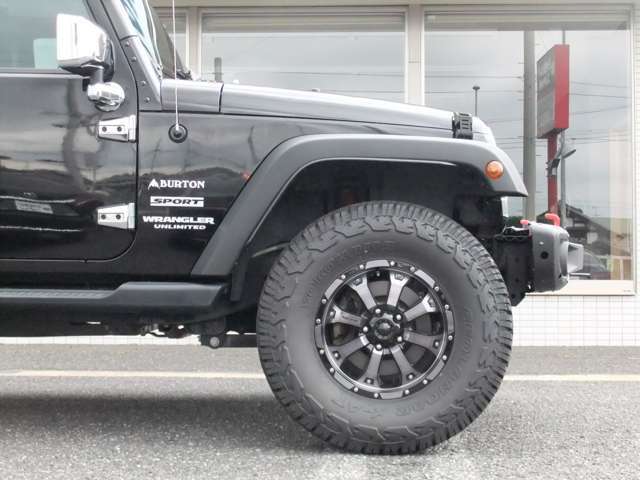 アメリカンオフロード車に人気のMKW17インチアルミホイールを装着。アルミホイールにガリキズ等も無く綺麗なコンディションを維持しております。