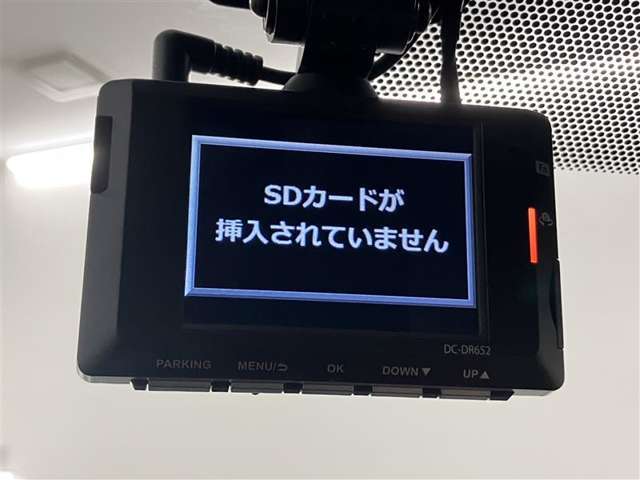 ドライブレコーダーも装着済。万一の事故やあおり運転の為に心強いアイテムです。