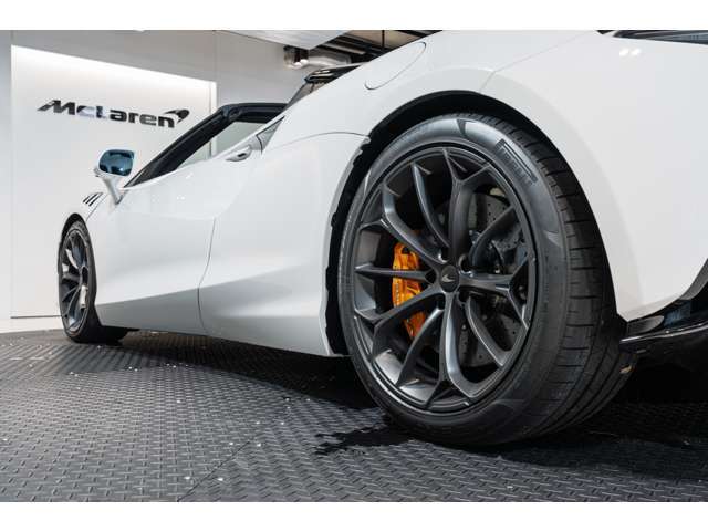 タイヤは【Pirelli P ZERO】のマクラーレン認証タイヤが装着されております。