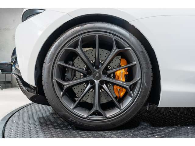 キャリパーカラーはオプションの【McLaren Orange】でございます。