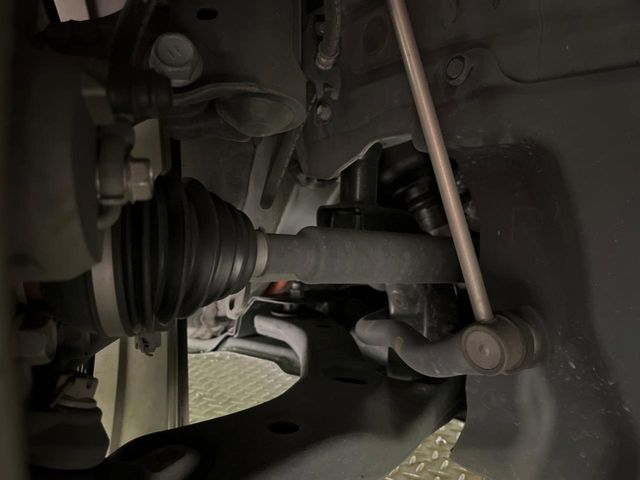 お車を安心してお乗りいただく為には、足回りの定期点検が欠かせません。サービスサポート（有償保証）では無料点検もご提供しており、安心のカーライフをお過ごしいただけるサポート体制が整っています。