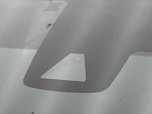 【トヨタセーフティセンス】走行中に前方の車両等を認識し、衝突しそうな時は警報とブレーキで衝突回避と被害軽減をアシスト。より安全にドライブをお楽しみいただけます。