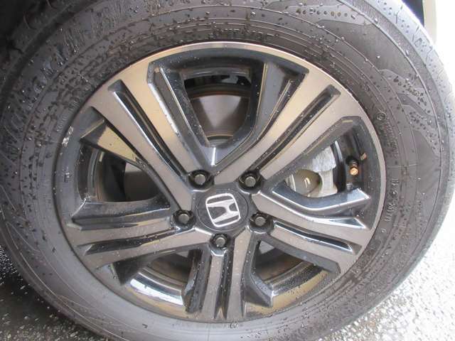 ABSとは、アンチロック・ブレーキシステムの略。フルブレーキ時に車輪のロックを防ぐことで、車両の安定を図るとともに操舵を可能にする装置。各車輪ごとに制御され、悪天候時など特に効果が大きい。