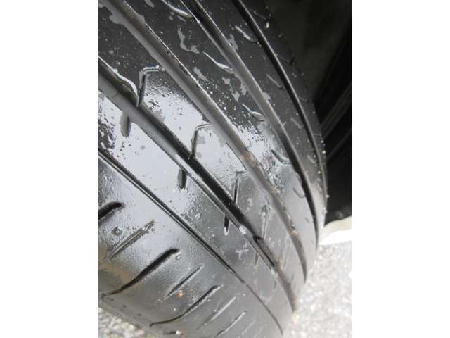 パワーシートとは、座席のスライドや座面高さ、リクライニングの調整を電動モーターで行うもの。主に高級車に採用される装備で、各部の調整が無段階で設定できる。