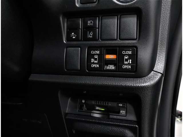 電動のスライドドアで楽々スムース！運転席からも開閉の操作もできます♪キーのスイッチひとつで自動開閉できる便利な機能もついてます♪