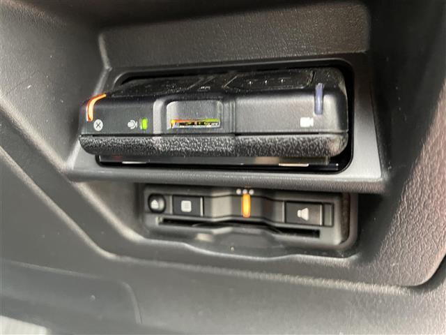 【ETC】有料道路を利用する際に料金所で停止することなく通過できる、ETC車載器（ノンストップ自動料金収受システム機器）が装備されています。セットアップを行うことで利用可能になります。
