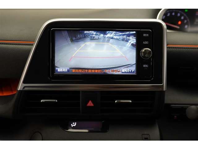バックモニターがあれば車庫入れ時など、後ろが確認できて安心です。運転に自信がない方にはおすすめの装備です。ただし、バック時目視での確認も忘れずに。