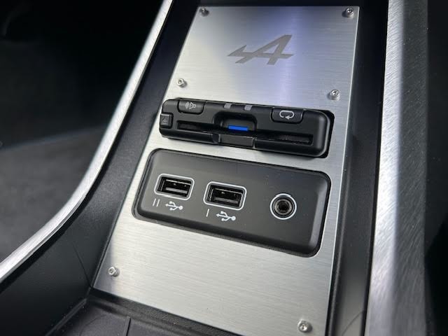 【ETC】有料道路を利用する際に料金所で停止することなく通過できる、ETC車載器（ノンストップ自動料金収受システム機器）が装備されています。セットアップを行うことで利用可能になります。