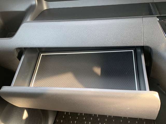 助手席側収納。書類等の保管などに便利ですね。
