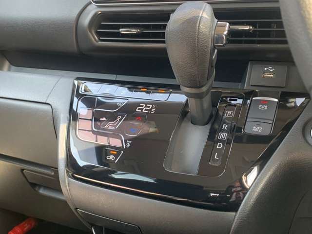 タッチパネルのオートエアコンを装備しています、自動で車内の温度調節してくれる便利な装備です。