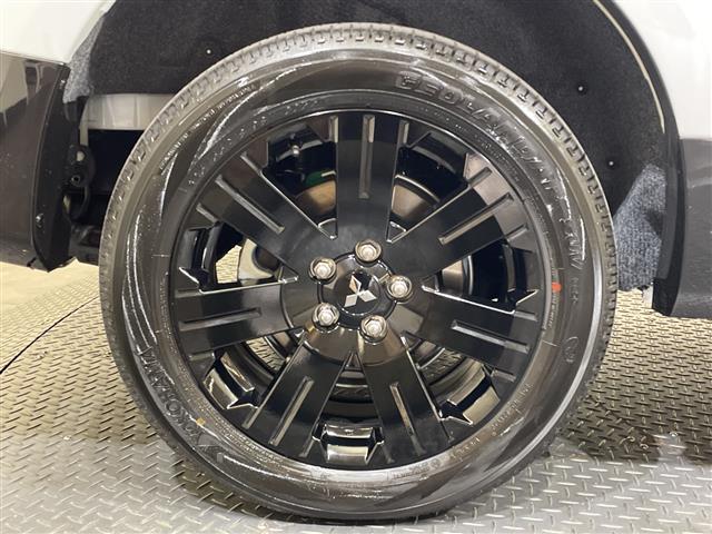 【純正18インチアルミホイール】純正アルミホイールで足回りもかっこよく決まってます♪