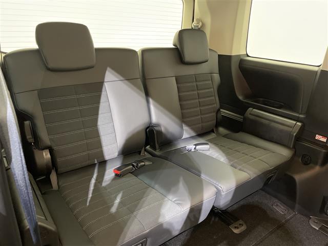【サードシート】3列目もゆとりがあり居心地よくお過ごしいただけます。掲載箇所以外にご希望の写真がございましたらお気軽にお問い合わせ下さい。フロアマットは汚れが気になる場合は新品のご注文も承ります。
