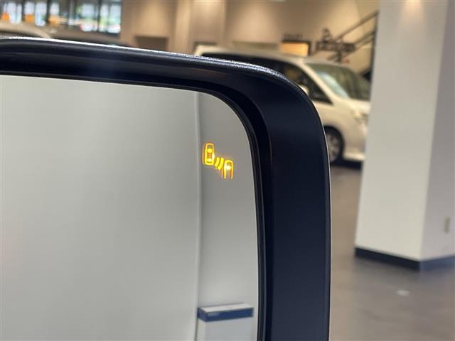 【後側方車両検知警報システム（BSW/LCA）】＆【後退時車両検知警報システム（RCTA）】斜め後方や隣レーン後方の接近車両を検知するとお知らせします！車線変更の際の安全確認役立ちます。