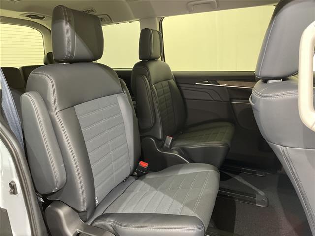 【セカンドシート】2列目もゆったりドライブを楽しめます。掲載箇所以外にご希望の写真がございましたらお気軽にお問い合わせ下さい。フロアマットは汚れが気になる場合は新品のご注文も承ります。