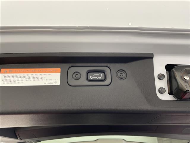 【エレクトリックテールゲート】荷物を抱えた状態でもリアゲートの開閉が可能です！お買い物時やアウトドアの際に役立ちますね。