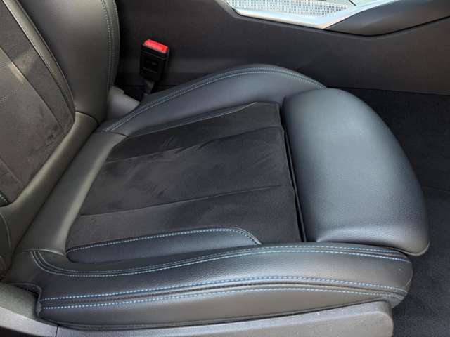 BMW　Premium　Selection　江戸川は、約20台の展示スペースがあり、常時新車拠店より厳選された認定中古車が続々と入庫しております。
