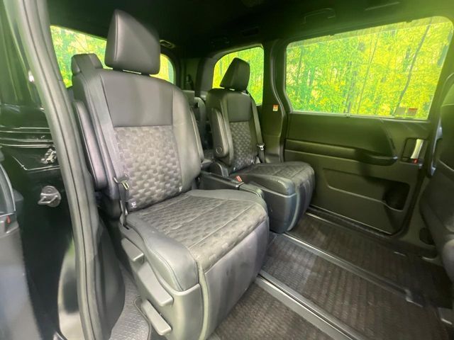 後部座席も気になるようなキズ・汚れやへたり等、大きなダメージはなく、良好な状態です。