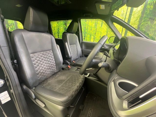 運転席シート廻りは使用感も少なく、良好な状態となっています。丁寧に使われていたことがよくわかりますね。