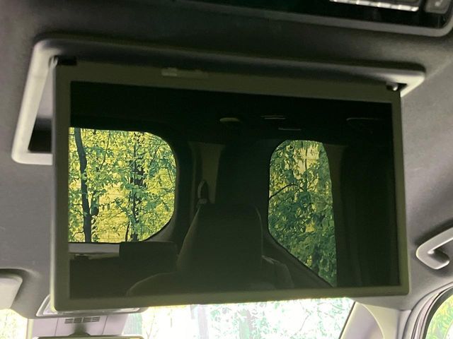 【フリップダウンモニター】大画面モニターで後席でもエンタメをお楽しみいただけます。小さなお子様にも大人気の装備です♪