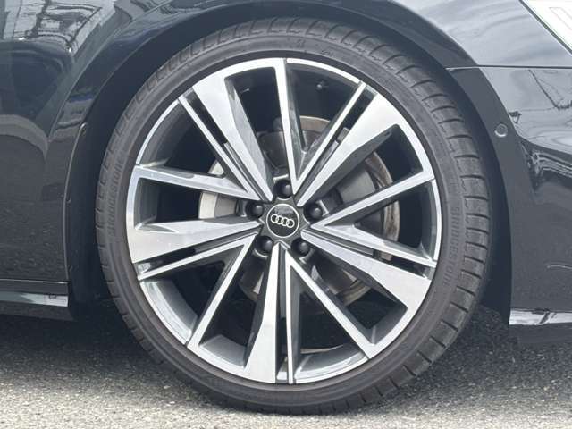 Audiは、スポーティなデザインからシンプルでエレガントなデザインまで、さまざまなデザインを提供しています。軽量でありながら高い強度を持っており車両のハンドリング性能やブレーキ性能が向上します。