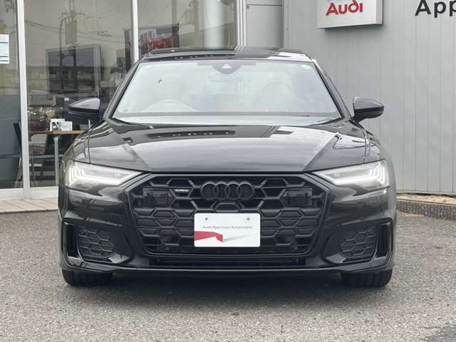 【サンルーフ装備】シングルフレームグリルはAudiの象徴的なデザイン要素であり、一目でAudiとわかるスタイル、大きくて迫力のある形状が車のスポーティな印象を強調しており、魅力的なデザインとなっています。