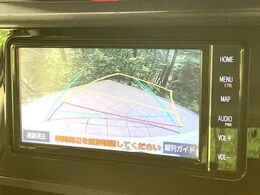 【バックカメラ】駐車時に後方がリアルタイム映像で確認できます。大型商業施設や立体駐車場での駐車時や、夜間のバック時に大活躍！運転スキルに関わらず、今や必須となった装備のひとつです！