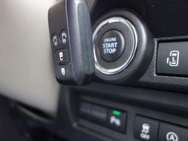 ★キーレスプッシュスタートシステム★エンジンスタートはキーレスプッシュスタート。鍵を車内に持ち込めばシリンダーに差し込まなくともボタン1つでエンジンがかかります★