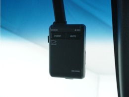 ◆ドライブレコーダー◆映像・音声などを記録する自動車用の装置です。　もしもの事故の際の記録はもちろん、旅行の際の思い出としてドライブの映像を楽しむことができます。